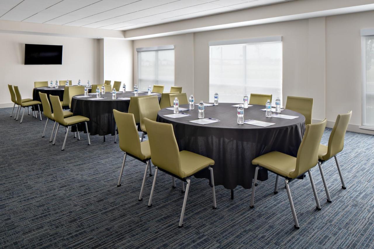 Holiday Inn Express & Suites - Elkhorn - Lake Geneva Area By Ihg Экстерьер фото