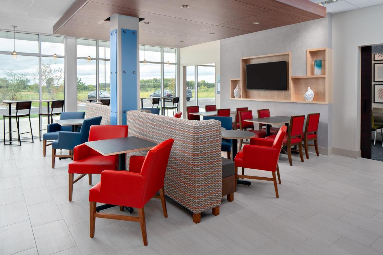 Holiday Inn Express & Suites - Elkhorn - Lake Geneva Area By Ihg Экстерьер фото