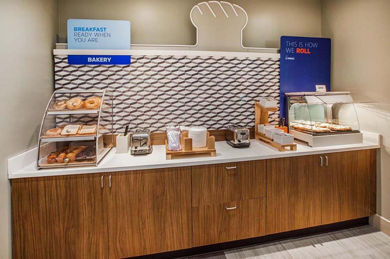 Holiday Inn Express & Suites - Elkhorn - Lake Geneva Area By Ihg Экстерьер фото